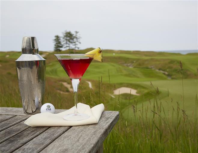 Image of Cocktail Station (on course) /Station de cocktails (sur le parcours). 