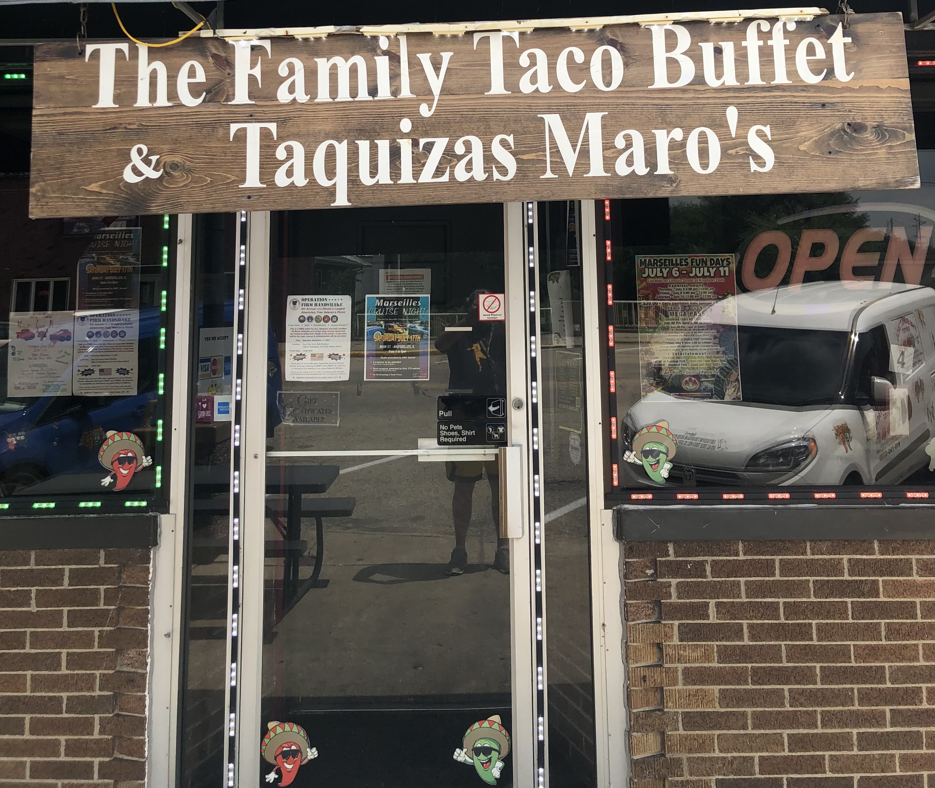 PAR SPONSOR - The Family Taco Buffet & Taquizas Maro’s - Logo
